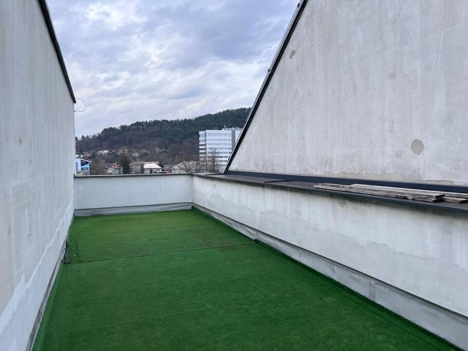 City Center Apartment With Nice Balcony ジリナ エクステリア 写真