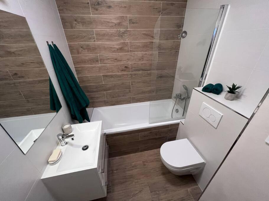 City Center Apartment With Nice Balcony ジリナ エクステリア 写真