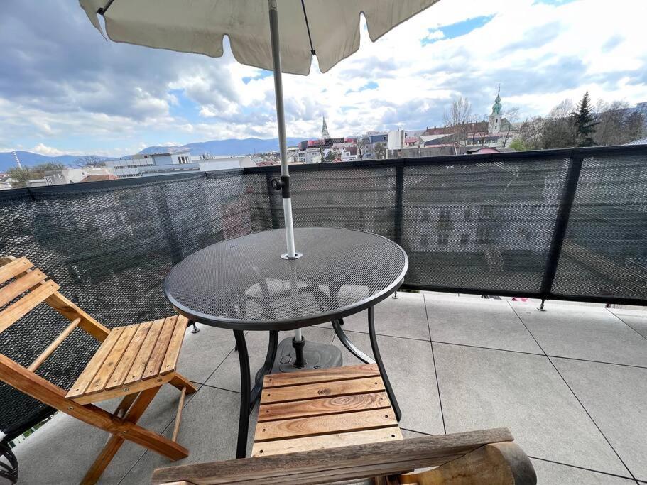 City Center Apartment With Nice Balcony ジリナ エクステリア 写真